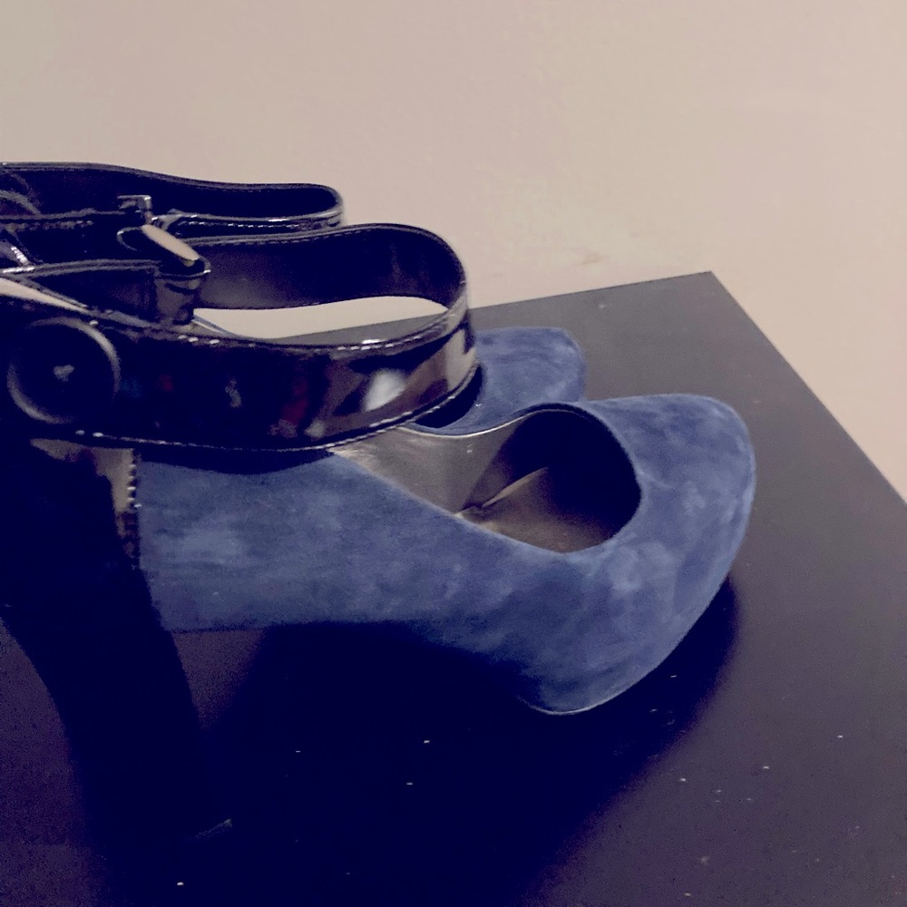 Me Too blue and black pump New